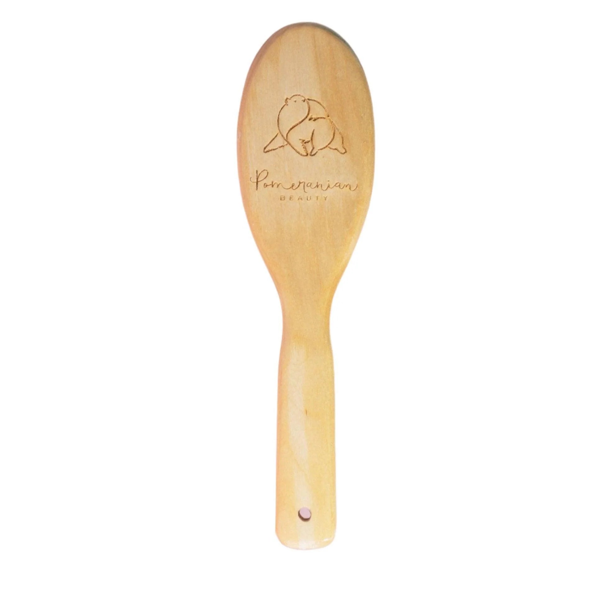 Nachhaltige Fellpflege für Zwergspitze: Ergonomische Pom Beauty Bürste aus Bio-Bambus mit Pomeranian-Gravur – für stressfreies Grooming von Profis entwickelt.