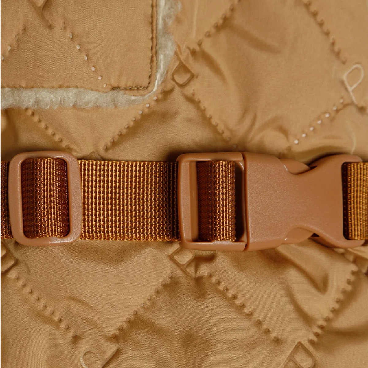Gefütterte Hunde-Steppjacke "Quilted Sherpa" in Beige von Paikka