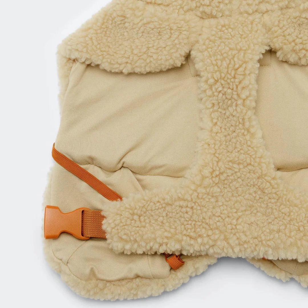 Gefütterte Hundejacke "Sherpa" in Beige von Paikka