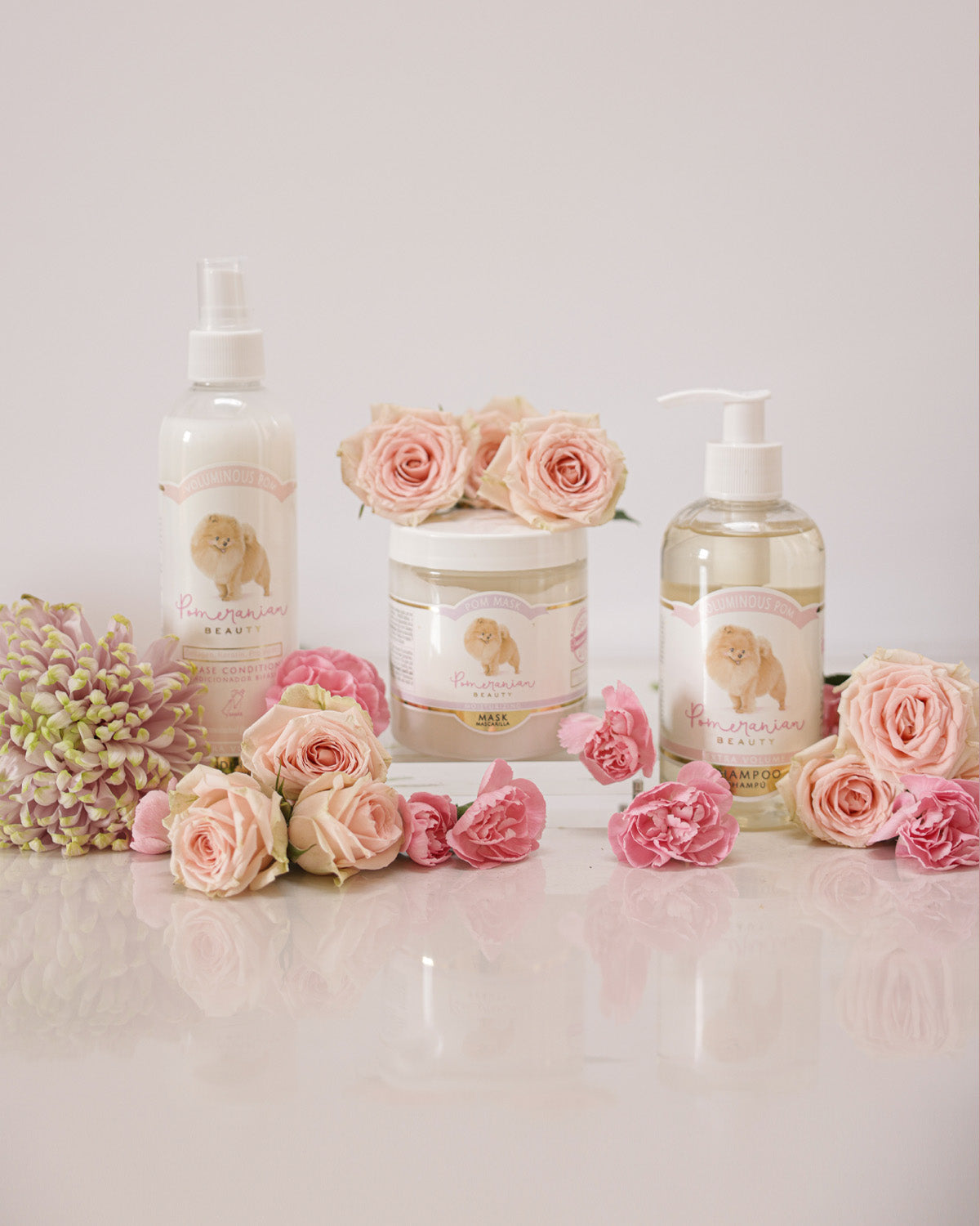 Ein Fellpflege Set von Pomeranian Beauty. Verziert mit Rosen auf einem rosanem Hintergund.